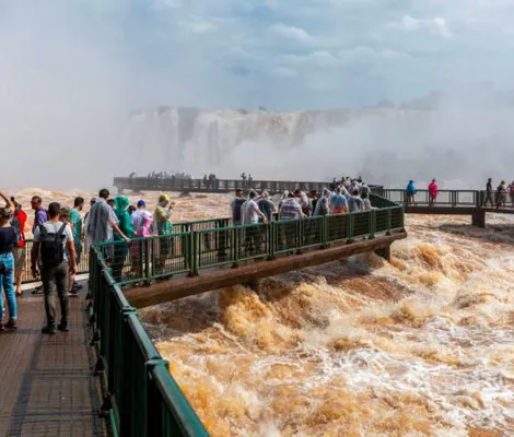 Imagem ilustrativa da imagem Homem ergue bebê sobre grade na Garganta do Diabo e web não perdoa