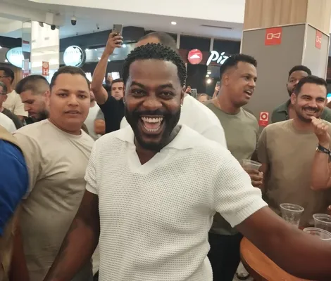 Imagem ilustrativa da imagem Influenciadores se jogam na sofrência em pocket show de Pablo