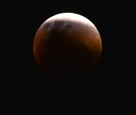 Imagem ilustrativa da imagem Lua de Sangue vai dar as caras? Veja o que dá para enxergar na terça