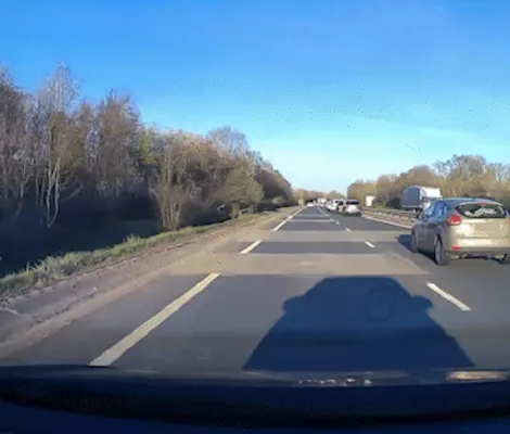 Imagem ilustrativa da imagem Motorista causa acidente ao se distrair com apostas online