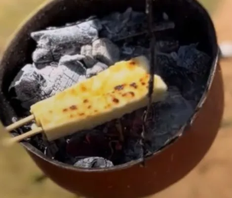 Imagem ilustrativa da imagem Turista paga quase R$ 5 mil por espetinhos de queijo coalho na Barra