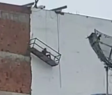 Imagem ilustrativa da imagem Vídeo: andaime cede durante chuva e deixa operário suspenso em Ipiaú