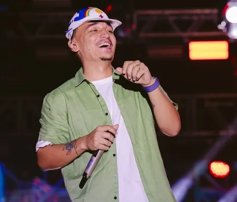 Imagem ilustrativa da imagem Vídeo: cantor João Gomes dá entrada na primeira CNH na Bahia