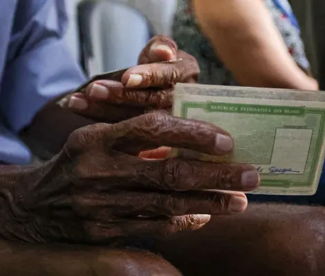 Imagem ilustrativa da imagem Votos 70+: por que tantos idosos foram votar nas Eleições 2026?