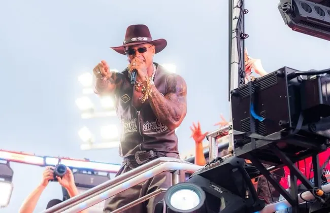 Imagem ilustrativa da imagem Léo Santana vai descer 'gigante' no arrastão da Quarta-Feira de Cinzas