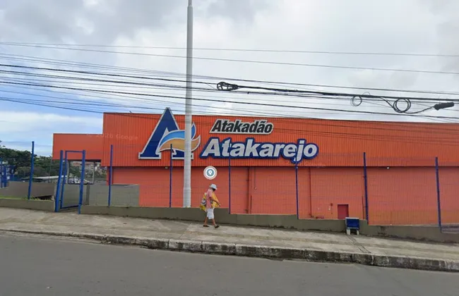 Imagem ilustrativa da imagem Barraco em supermercado: homem surta e parte pra cima de funcionários