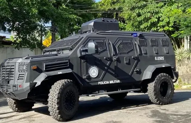 Imagem ilustrativa da imagem De Caveirão e tudo! PM bota força máxima nas ruas da Cidade Baixa