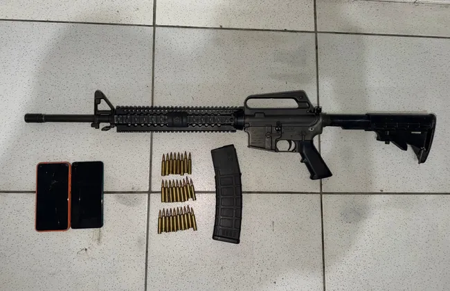 Imagem ilustrativa da imagem Dupla perde material bélico ao bater de frente com PC e PM na Bahia