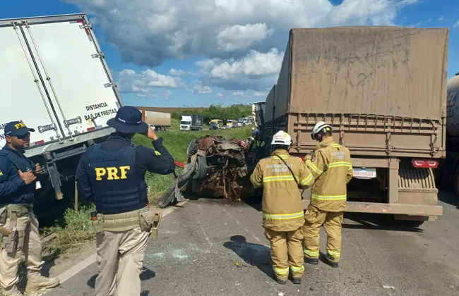Imagem ilustrativa da imagem Engavetamento na BR-324 deixa um morto e seis feridos
