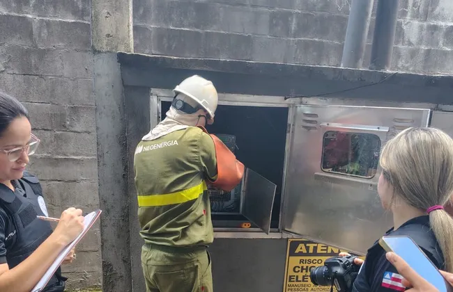 Imagem ilustrativa da imagem Fábrica de energéticos é flagrada com gato de energia em Salvador