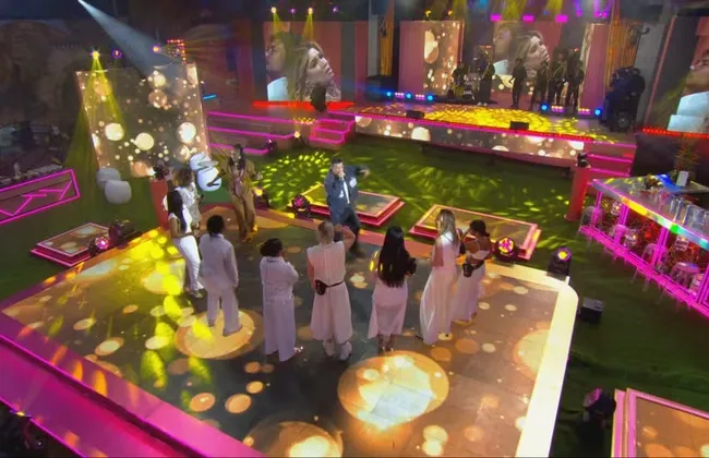 Imagem ilustrativa da imagem Festa no BBB tem beijão entre amigas e frete de Ana Paula com Xamã