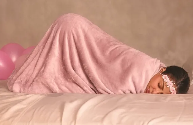 Imagem ilustrativa da imagem Inovador ou bizarro? Alinne Rosa tira fotos inusitadas imitando bebê