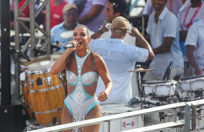 Imagem ilustrativa da imagem Ivete aparece pela primeira vez após passar por cirurgia no rosto