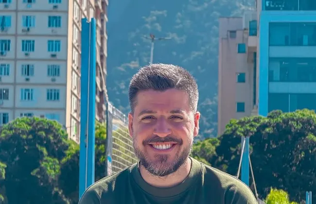 Imagem ilustrativa da imagem Jornalista é flagrado por leitura labial detonando blogueiros baianos