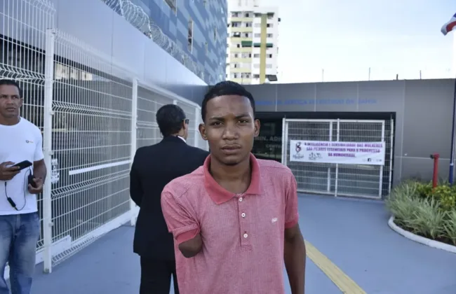 Imagem ilustrativa da imagem Jovem que perdeu braço em Cajazeiras diz viver de ‘bicos’