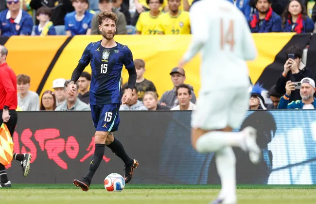 Imagem ilustrativa da imagem Léo Pereira vira meme após amistoso entre Brasil x França