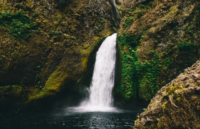 Imagem ilustrativa da imagem Pedra despenca de cachoeira e mata mulher em cidade do interior