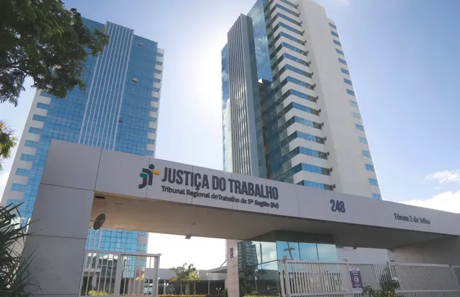 Imagem ilustrativa da imagem Testemunha passa mal e morre em frente ao do Fórum 2 de Julho