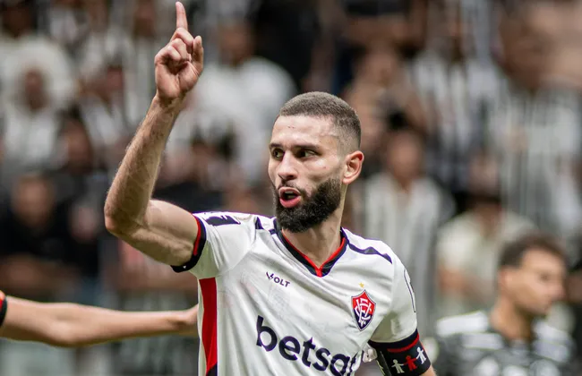 Imagem ilustrativa da imagem Vai voltar? Vitória busca o retorno do zagueiro Wagner Leonardo