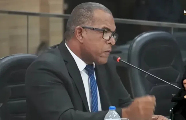 Imagem ilustrativa da imagem Vereador reclama de salário de R$ 13 mil: “Não dá pra fazer feira”