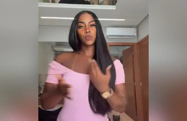 Imagem ilustrativa da imagem Vídeo: blogueira baiana viraliza ao sensualizar exibindo tatuagem