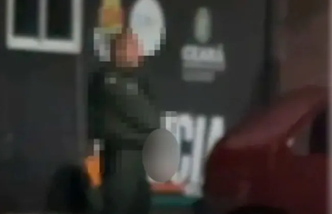 Imagem ilustrativa da imagem Vídeo: PM é flagrado se masturbando no meio da rua