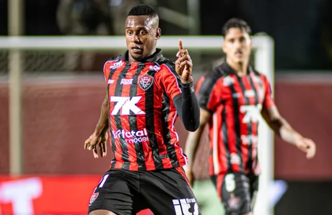 Imagem ilustrativa da imagem Vitória renova contrato com volante Dudu; saiba mais