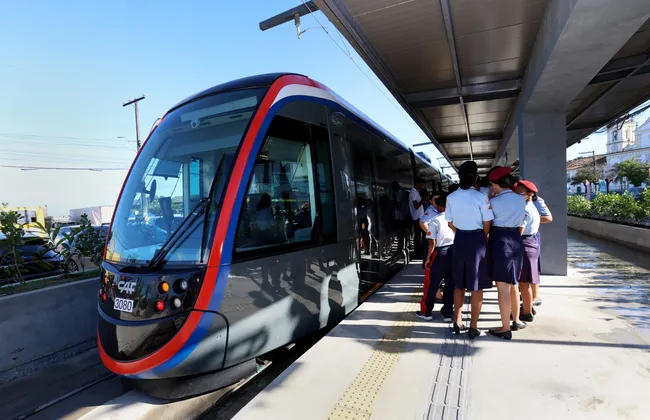 Imagem ilustrativa da imagem VLT de Salvador alcança 171 mil passageiros três meses após inauguração
