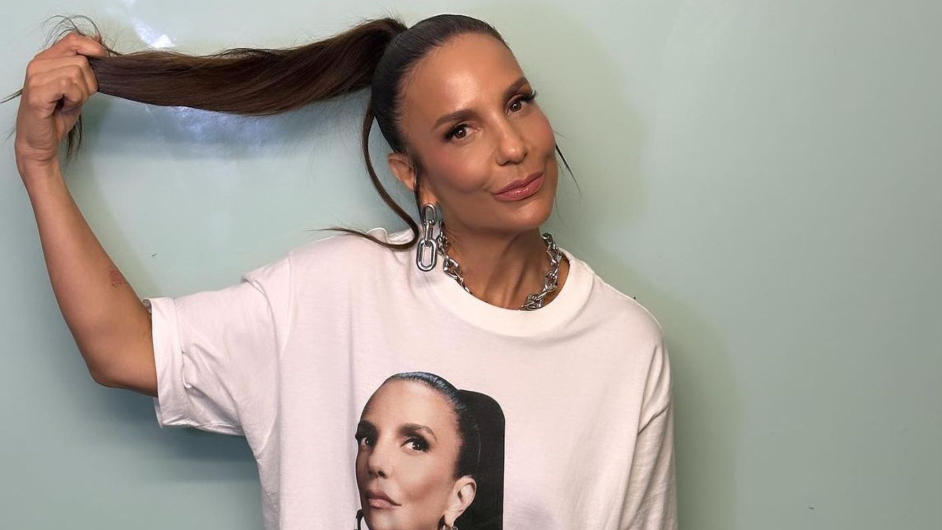 Ivete Sangalo canta de surpresa em restaurante de Salvador