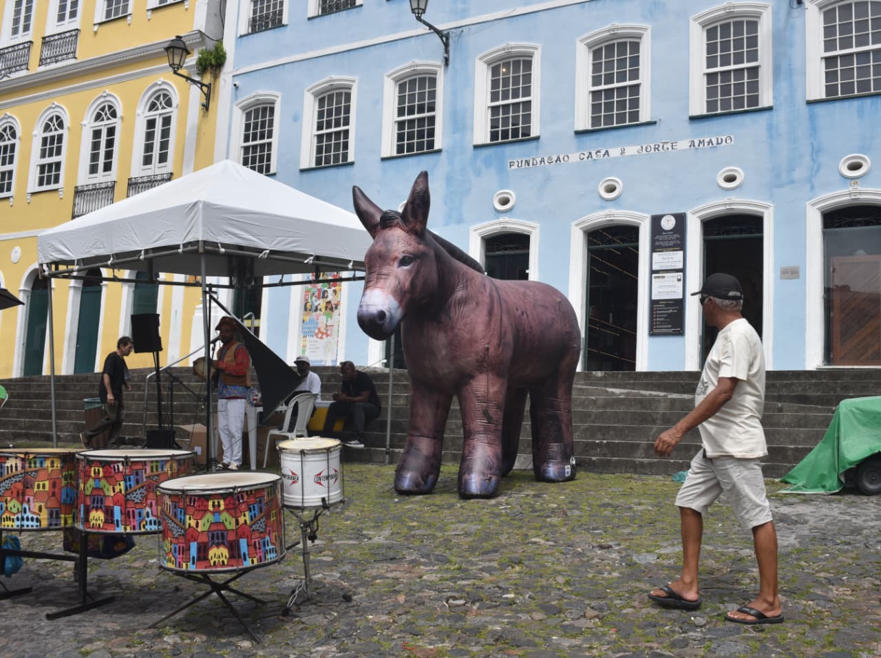 Movimento popular leva jegue para o Pelourinho em protesto ambiental