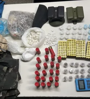Imagem ilustrativa da imagem Após tiroteio, polícia apreende drogras e material bélico no Calabar
