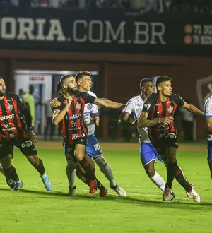Imagem ilustrativa da imagem Bahia tem nome limpo e Vitória fica negativado no "Serasa da bola"