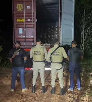 Imagem ilustrativa da imagem Carga de R$ 500 mil é roubada e caminhoneiro vira refém na BR-101