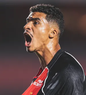 Imagem ilustrativa da imagem Com Renê suspenso, quem vai substituir o artilheiro do Vitória?