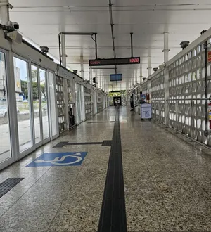 Imagem ilustrativa da imagem Homem é preso após ofensas racistas em estação de BRT em Salvador