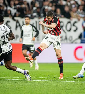 Imagem ilustrativa da imagem Pior visitante, Vitória pode aproveitar crise do Corinthians