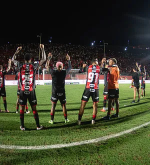 Imagem ilustrativa da imagem Preocupa? Vitória tem 'fator Barradão' encolhendo no Brasileirão
