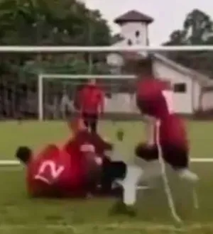 Imagem ilustrativa da imagem Vídeo: final de futebol para amputados termina em socos e muletadas