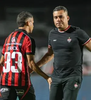 Imagem ilustrativa da imagem Vitória dá show, atropela Chapecoense e se afasta do Z-4