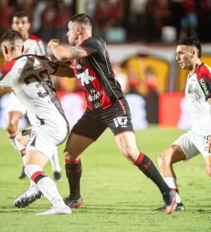Imagem ilustrativa da imagem Vitória x Athletico: onde assistir, escalações e arbitragem