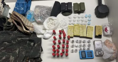Imagem ilustrativa da imagem Após tiroteio, polícia apreende drogras e material bélico no Calabar