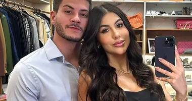 Imagem ilustrativa da imagem Arthur Aguiar beija Jheny Santucci após anúncio de separação