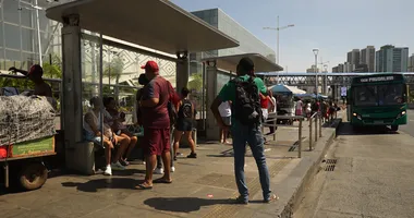 Imagem ilustrativa da imagem Caronas Solidárias ajudam eleitores a votar após redução de ônibus