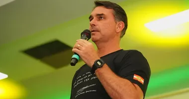 Imagem ilustrativa da imagem Dono da Veja jantou com Flávio Bolsonaro antes de matéria contra Lula