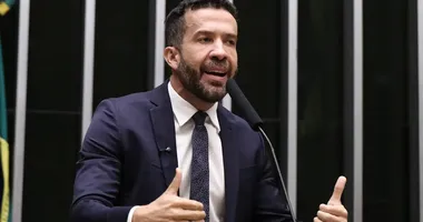 Imagem ilustrativa da imagem Estado de saúde de Janones é atualizado após arritmia cardíaca