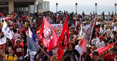 Imagem ilustrativa da imagem Estudantes protestam na Prefeitura após atraso de ônibus em Salvador