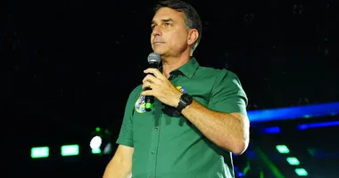 Imagem ilustrativa da imagem Flávio Bolsonaro entrega passaportes após ser intimado pela PF