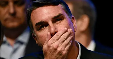 Imagem ilustrativa da imagem Flávio Bolsonaro saiu do Brasil: veja o que pode acontecer agora