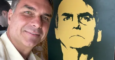 Imagem ilustrativa da imagem Flávio critica preço da gasolina e 'esquece' alta no governo pai