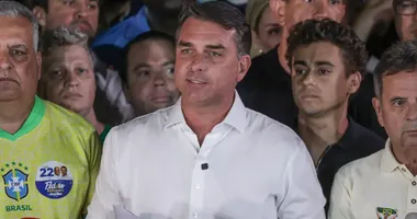 Imagem ilustrativa da imagem Fuga de Flávio Bolsonaro incendeia Brasil e divide aliados e oposição